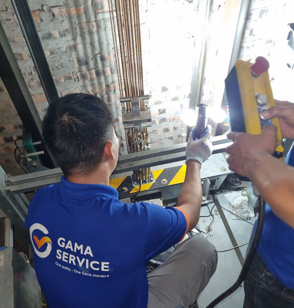 Bảo trì thang máy TPHCM: Kỹ thuật viên kiểm tra, bảo trì dọc hành trình giếng thang